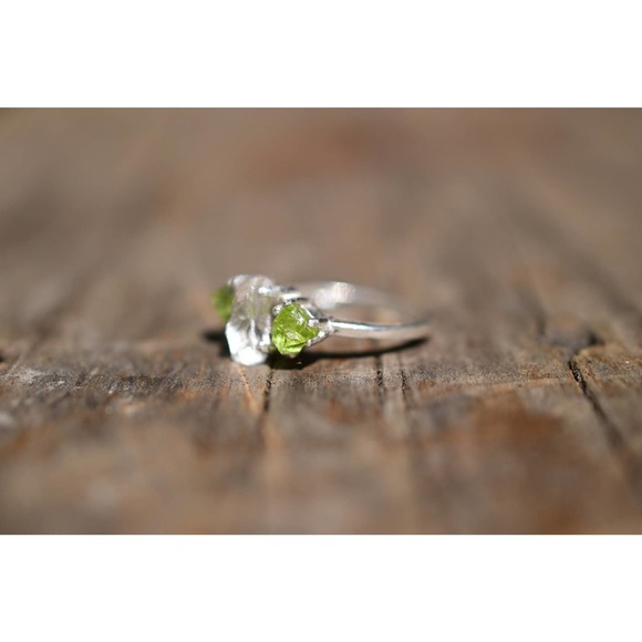 Raw peridot and clear quartz engagement ring, rough cut gemstone ring - Picture 4 of 5